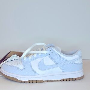 Nike dunks low never worn